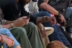 看球也闲不住!欧文坐在观众席秀了一波单指运球