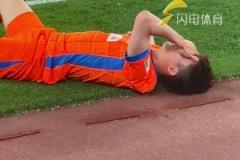 王彤伤退,李霄鹏、蒿俊闵送上安慰和鼓励,希望无大碍