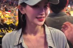 美女球迷现场看球被问到心中前三球星?詹姆斯&科比和爱德华兹~