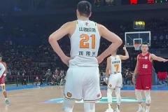 北京球迷对刘传兴高喊:“还我凡博!”、“曾凡博好样的!”