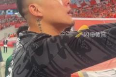 球迷高喊崔康熙下课!王大雷:大家都冷静点,球队现在困难