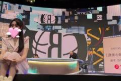 女主播果果看见戈登绝杀后,在演播室激动尖叫狂跳!