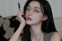 女主播金佳悦展示眼镜扮相,变成高启兰了?