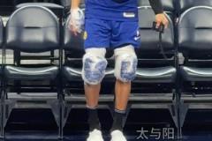 紧绷神经!库里赛前热身往膝盖缠了两块大冰袋!