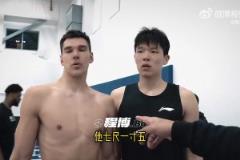 一黑一白一黄!杨瀚森在美与同届新秀比身高