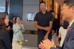 略显拘谨!广东名宿易建联和前队友王仕鹏现身广州参加活动
