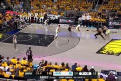 不是哥们你乔丹啊?米切尔空中1扛2!拉杆对抗神仙球2+1