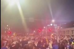 丹佛人心中的神!戈登命中绝平三分 主场外球迷们疯狂庆祝