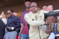 你这场镜头是真多啊!巴萨死忠球迷,说唱巨星Travis Scott!