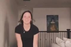 能驾驭么?弗拉格女友看着比他壮一些 !