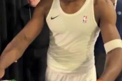 Respect!老佩顿赛后送给华子一件自己的超音速球衣