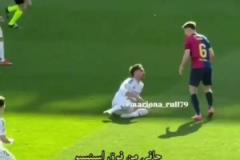 细节发现加维一屁股坐倒了阿森西奥,这简直是“肉弹冲击”