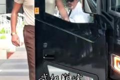 很难听!雷霆球迷蹲在掘金大巴车前逐一“问候”