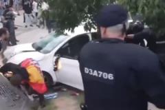 现场一片混乱!巴萨vs西班牙人场外发生车祸 有球迷倒在地上不起
