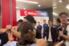 球迷宠儿!赛后谢场,蒯纪闻到哪喊声到哪,看台球迷还送上礼物
