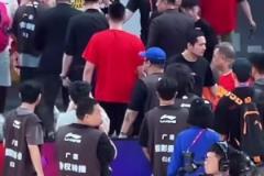 王楚淇观看大巴黎训练时被巴尔科拉抽了一脚,现场直呼:小心眼!
