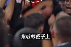 巴萨球员在更衣室庆祝前,打视频给躺病床上的费兰让他一起参与