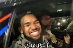 笑嘻了!唐斯坐车离开时被尼克斯球迷围住欢呼