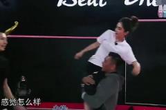 Ella现场坐在易建联肩膀,俩人这体型差距还以为父女呢
