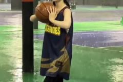 真爱啊!小伙下雨天投篮 女友冒雨为其传球