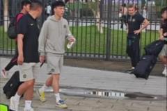 幸好!球迷赛后拍到王钰栋坐车,看样子应该是无大碍