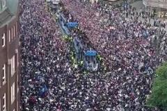 汉堡球迷真想升!汉堡升级游行,超10万球迷涌入街头疯狂庆祝
