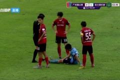 上担架了!王钰栋差点被担架抬下去还好自己还能起身退场