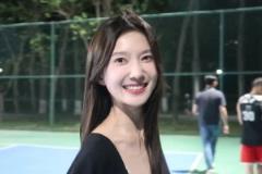 这是谁的女朋友啊!美女现身野球场 这哪还有心思打球哈~