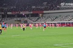 一座城市对足球的态度!苏州东吴主场啦啦队表演和草坪维护