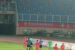短短十秒内发生了啥!实拍慢慢悠悠不拿球,随后放倒对手染黄