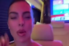 这啥魅女表情!乔治娜叽里呱啦说了一堆…这身材确实是有料啊