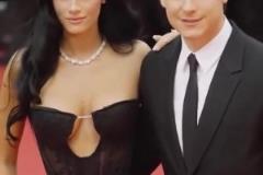 迪巴拉与妻子走红毯,小魔仙比他老婆还靓