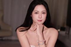 便宜那谁了哈!卓识一身露肩裙晒美照:妈妈镜头下的我~