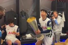 10年白衣终捧杯!32岁孙兴慜夺热刺生涯首冠,赛后更衣室疯狂庆祝